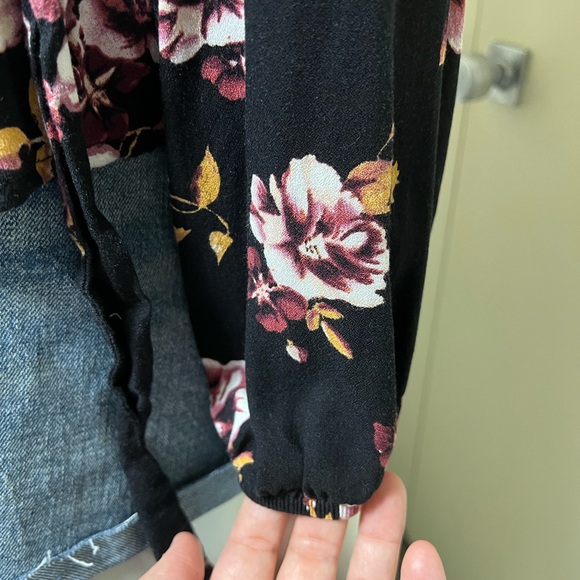 Black floral blouse with lace trim and V-neck - Size S - Picture 8 of 11